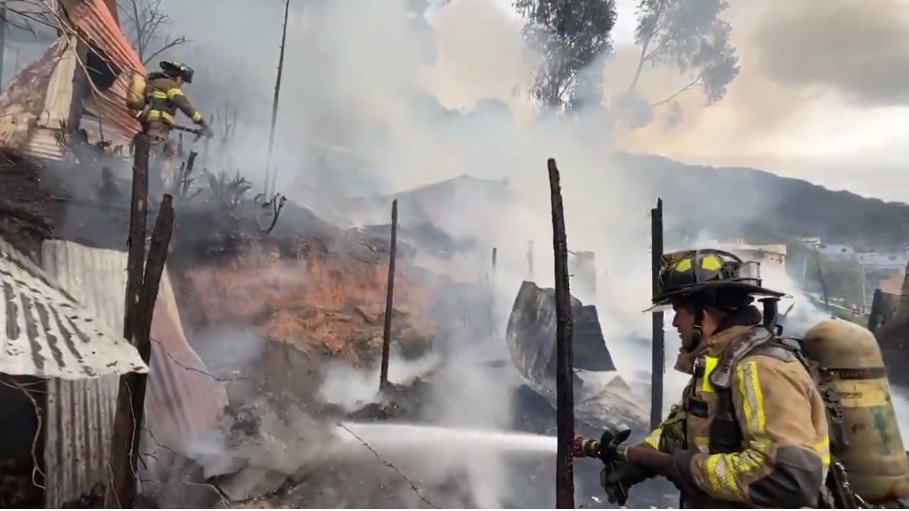 El incendio ocurrido en Bogotá arrasó con seis viviendas, dejando graves daños materiales.