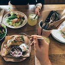 Mesa con Comida Saludable con ensalada, queso, aguacate, carnes blancas y limonada