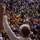 El candidato presidencial venezolano Edmundo González (R) y la líder de la oposición venezolana María Corina Machado saludan a estudiantes durante un mitin de campaña en la Universidad Central de Venezuela en Caracas el 14 de julio de 2024. (Foto de Gabriela Oraa / AFP)