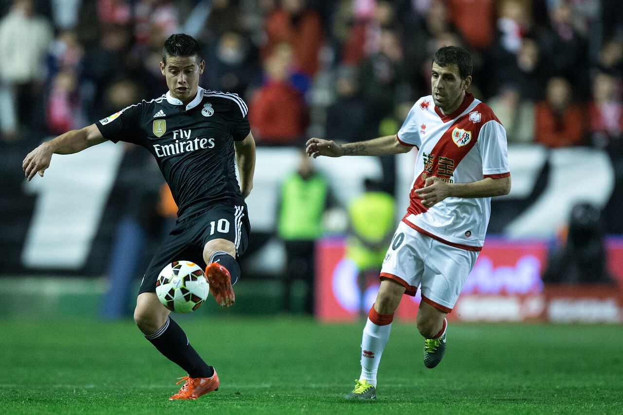 MADRID, SPAIN - APRIL 08: James Rodriguez (L) of Real Madrid CF competes for the ball with Roberto Tashorras (R) of Rayo Vallecano de Madrid during the La Liga match between Rayo Vallecano de Madrid and Real Madrid CF at Vallecas Stadium on April 8, 2015 in Madrid, Spain. (Photo by Gonzalo Arroyo Moreno/Getty Images)