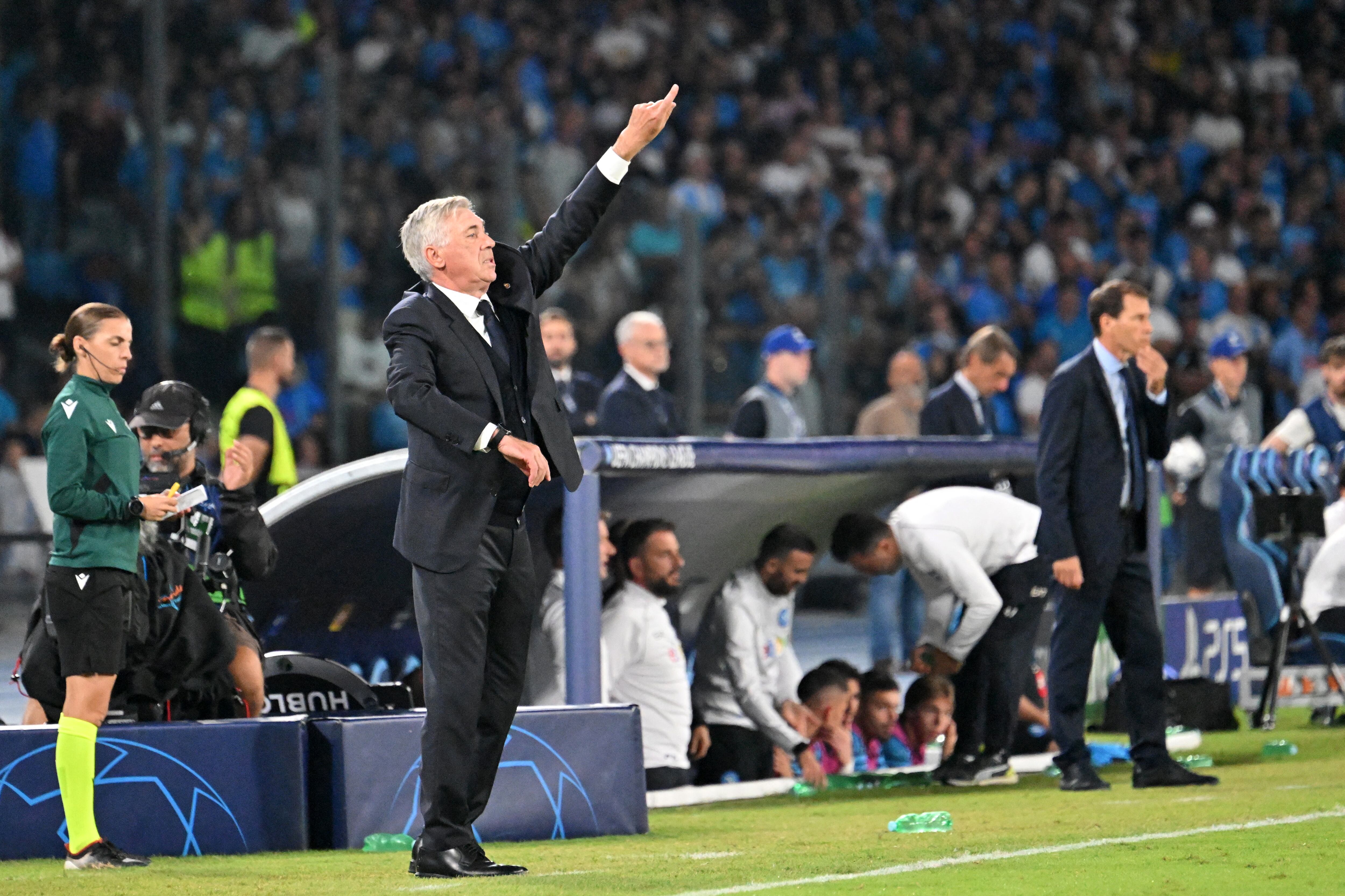 El entrenador italiano del Real Madrid, Carlo Ancelotti, reacciona durante el partido de fútbol del Grupo C de la primera ronda de la Liga de Campeones de la UEFA, el día 2, entre Napoli y Real Madrid en el estadio Diego Armando Maradona de Nápoles el 3 de octubre de 2023. (Foto de Alberto PIZZOLI / AFP)