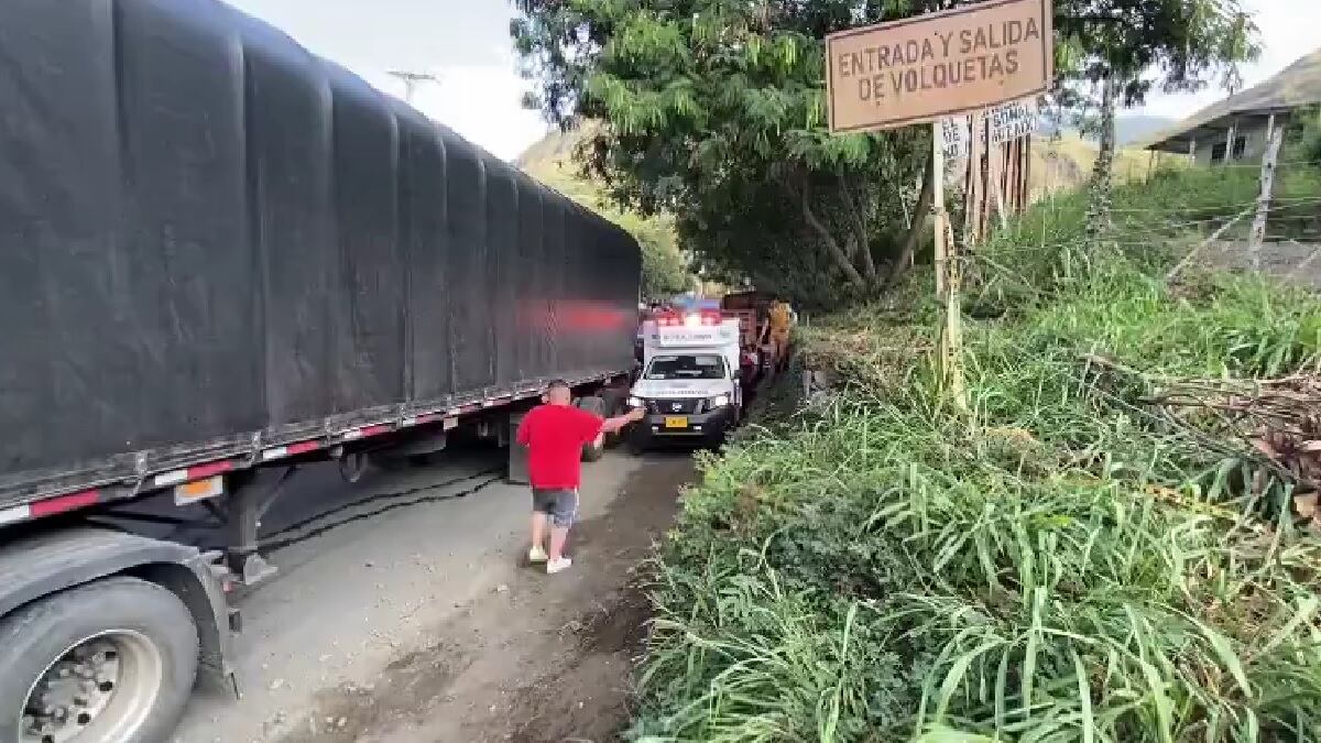 Una ambulancia estuvo más de media hora intentando atravesar bloqueo de la vía a Buenaventura con mujer a punto de dar a luz.