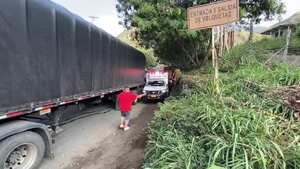Ciudadanos que se encontraban en el lugar ayudaron al vehículo de asistencia médica a pasar.