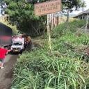 Ciudadanos que se encontraban en el lugar ayudaron al vehículo de asistencia médica a pasar.