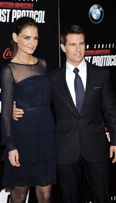 Katie Holmes posa con su esposo, Tom Cruise, en el lanzamiento de su película. (Foto: AP) 