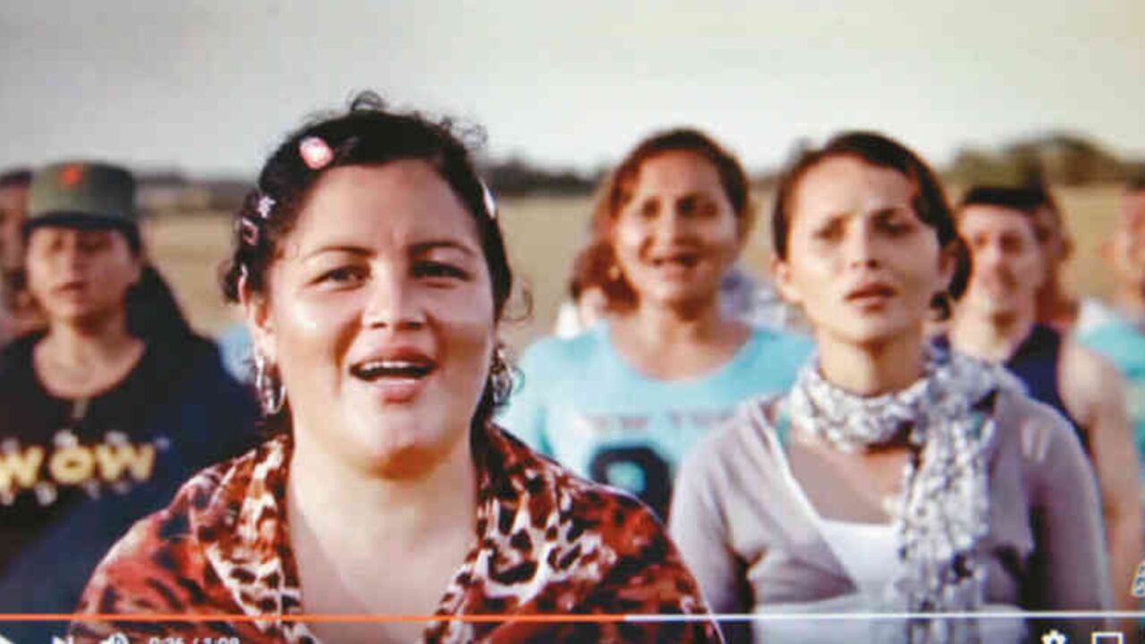 La campaña por transformar su imagen llevó a las Farc incluso a rodar un sofisticado video de sus militantes cantanto el ‘Himno de la Alegría’. El cambio parece extremo al contrastar la impresión guerrerista de la cúpula en tiempos del Caguán con la imagen suavizada de hoy.