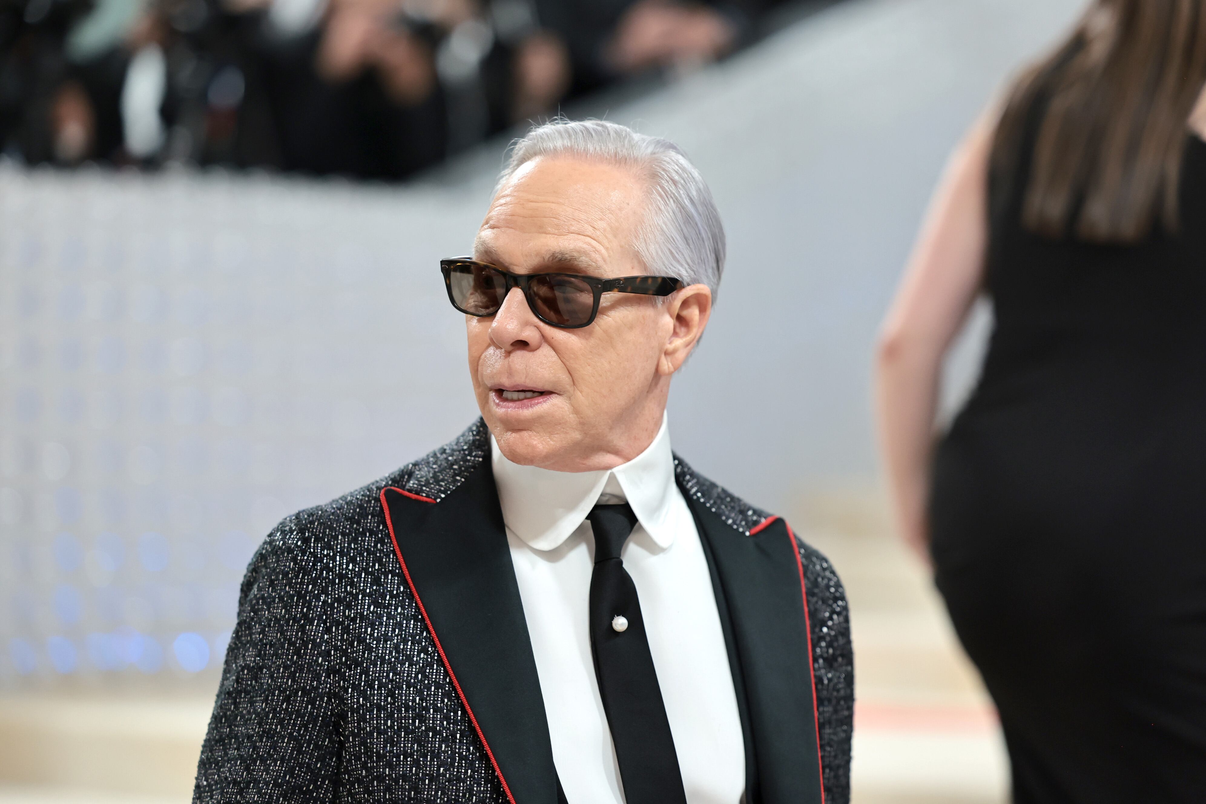 El éxito de Hilfiger no se limita a sus habilidades creativas; su destreza en los negocios ha sido igualmente impresionante.