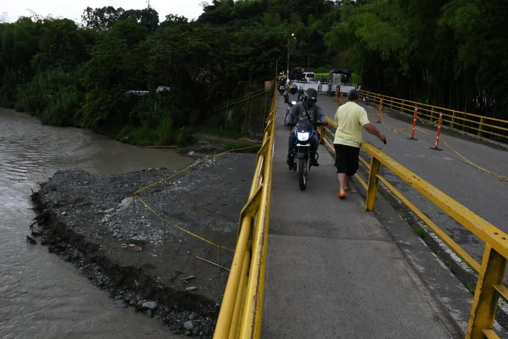 Carril provisional para vehículos en el puente de Barragán que conecta los departamentos del Valle y Quindío, estaría listo en un mes.