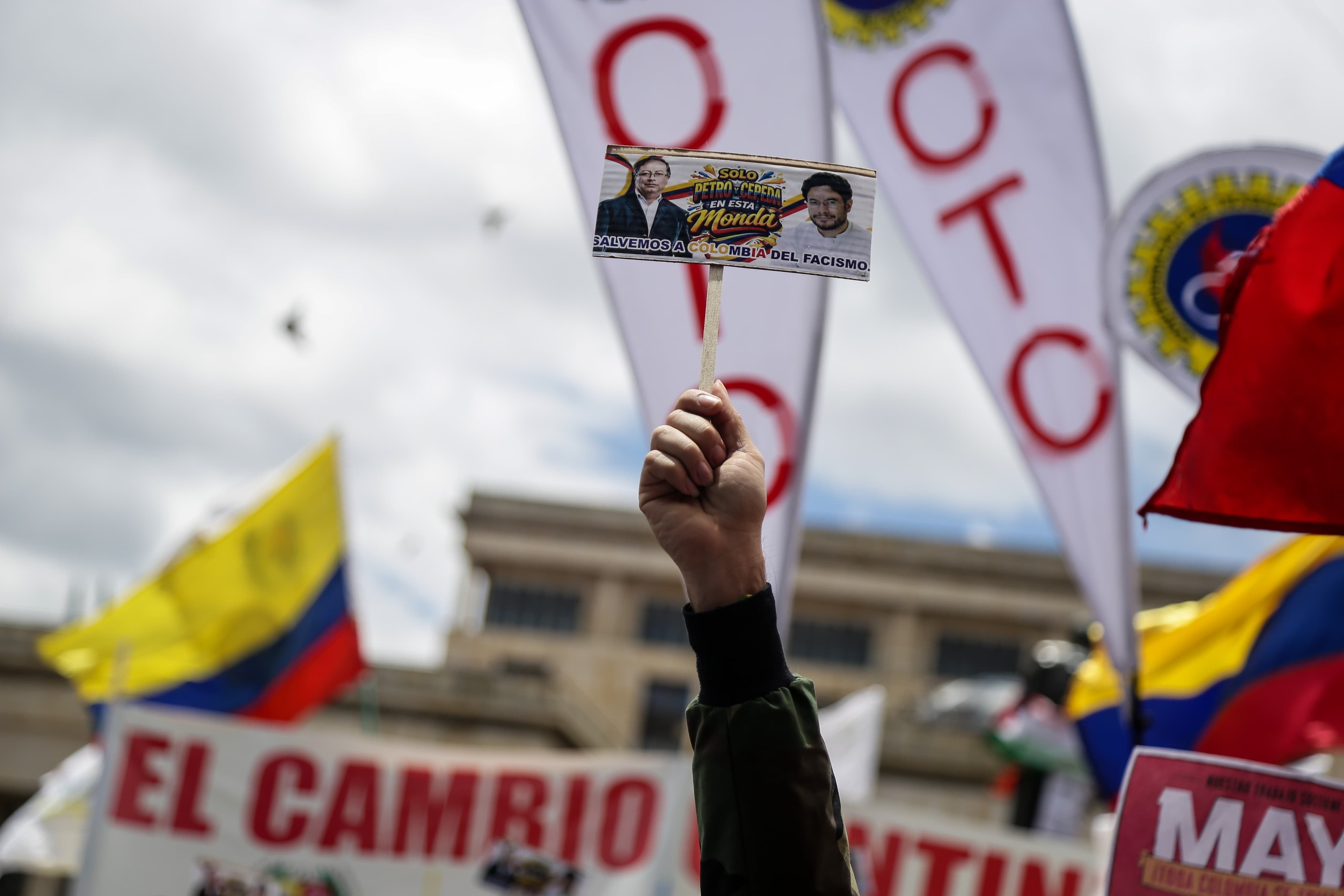Bogotá. Mayo 01 de 2026.Iván Cepeda Castro ofrece un discurso ante manifestantes reunidos en la Plaza de Bolívar de Bogotá, en el marco de las movilizaciones y marchas por la conmemoración del Día Internacional del Trabajo.(Colprensa - Catalina Olaya).
