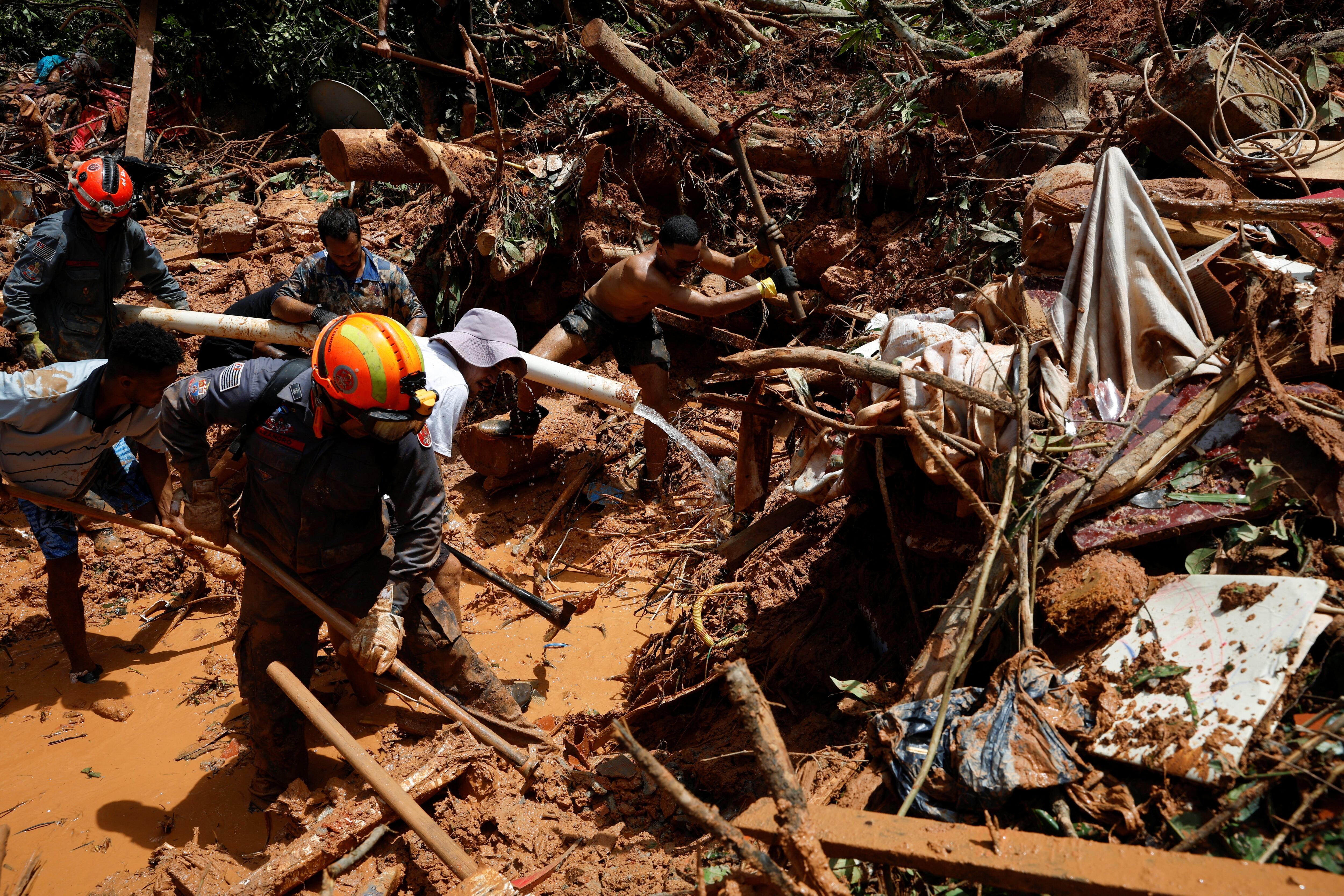 Socorristas y voluntarios siguen buscando a las personas desaparecidas en Brasil. Foto: Reuters.