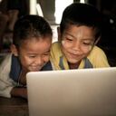Foto: Niños con computadores/Getty