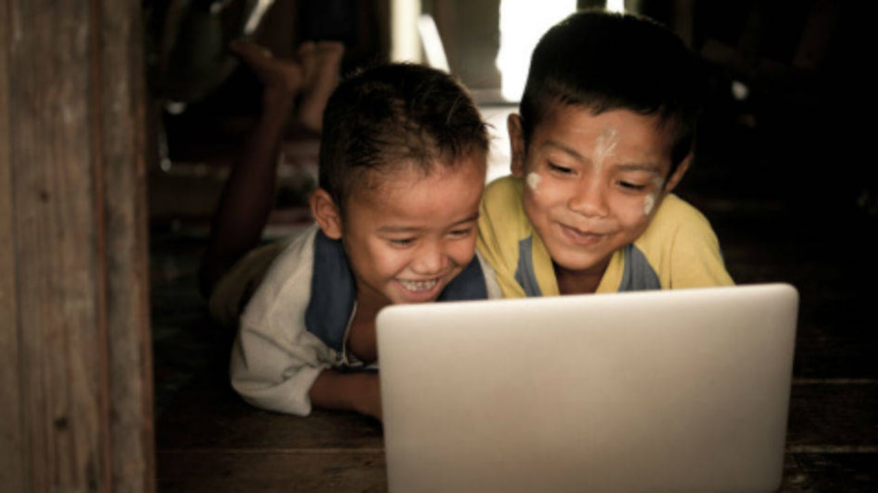 Foto: Niños con computadores/Getty