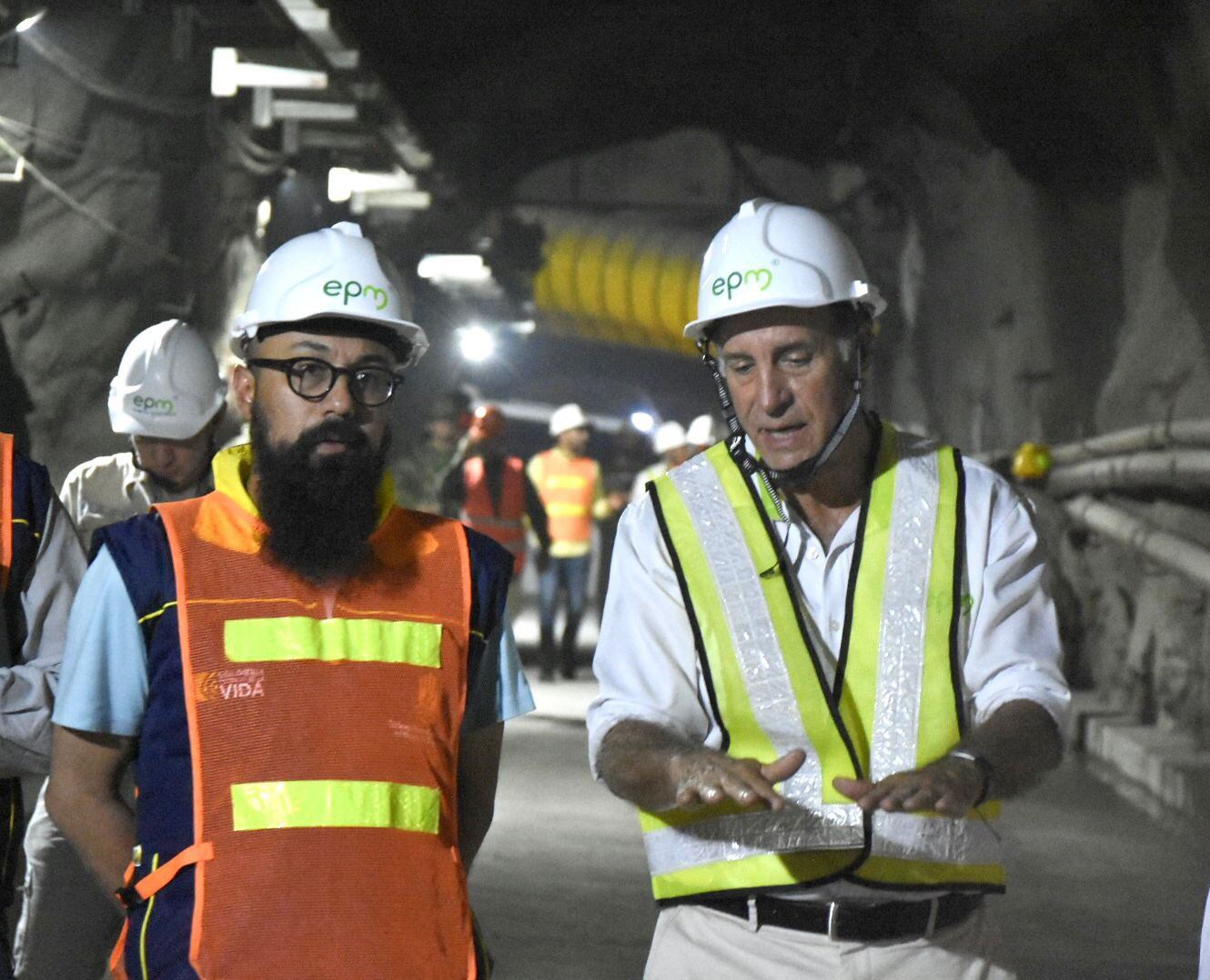 Durante la visita, Fico Gutiérrez enfatizó la disminución progresiva de los riesgos para las comunidades situadas aguas abajo