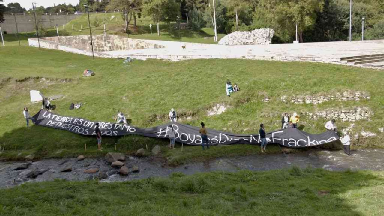 En el río Teatinos, en el Puente de Boyacá, se llevó a cabo un acto simbólico en contra del fracking. Foto: Gobernación de Boyacá.