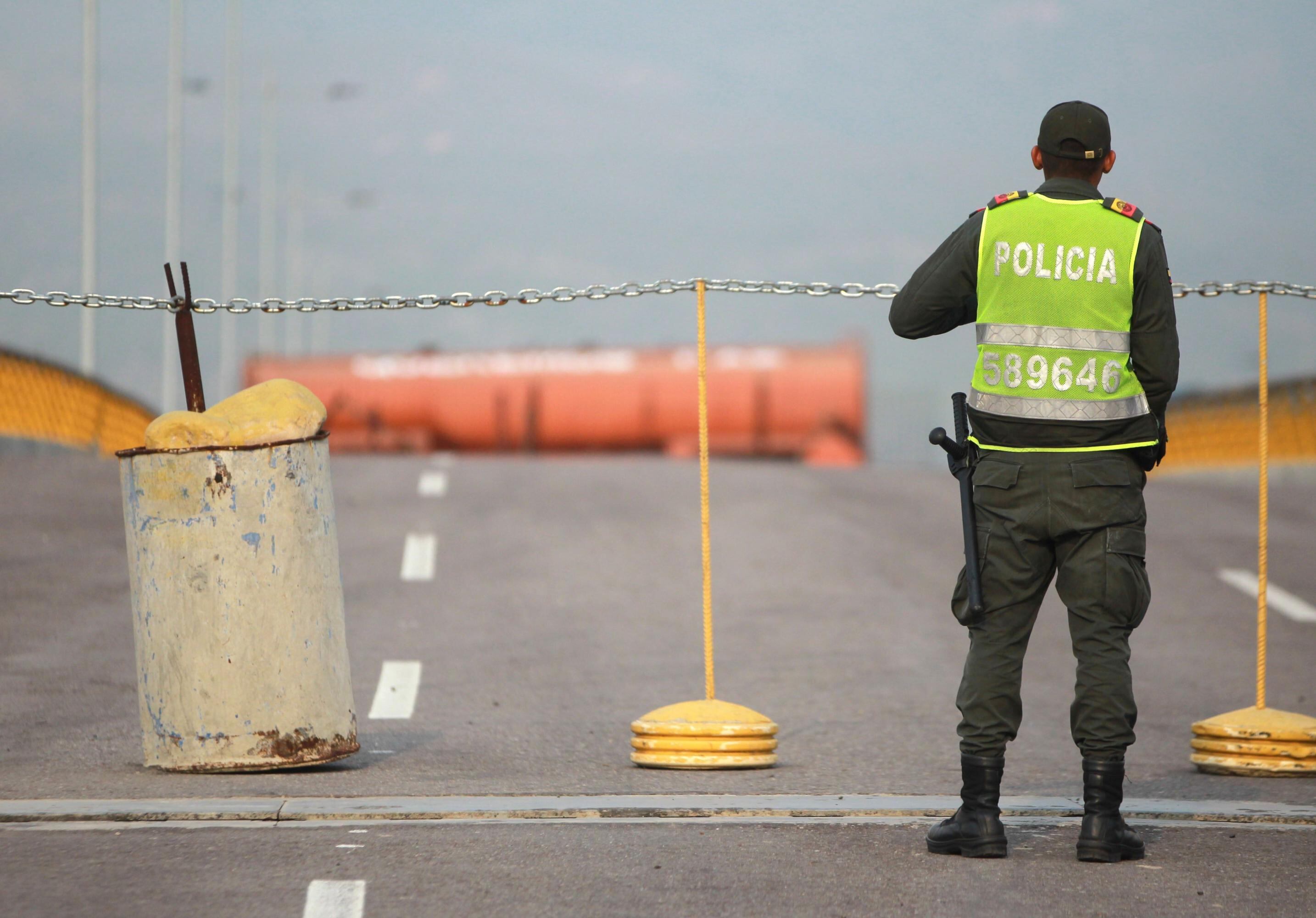 Policía de Colombia en el Puente Internacional Tienditas, frontera entre Colombia y Venezuela.