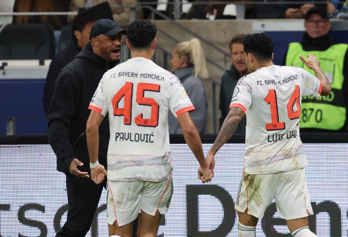 Luis Díaz celebra su anotación junto a su entrenador Vincent Kompany.
