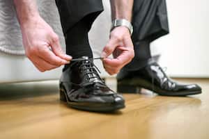 Los zapatos nuevos pueden sentirse apretados debido a varios factores.