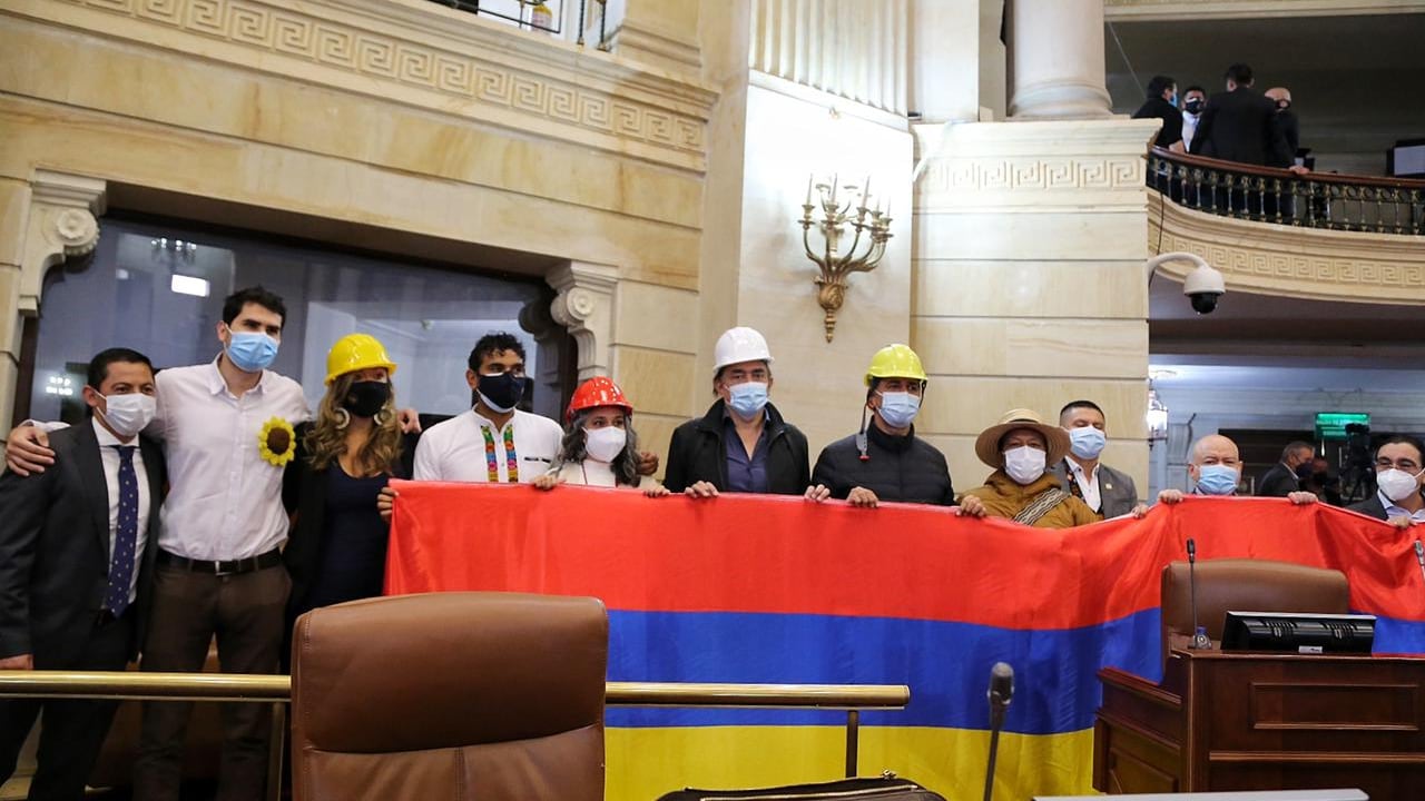 Congresistas portan cascos durante instalación del Congreso