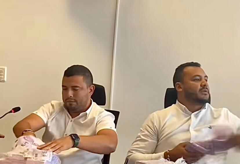 A la izquierda el concejal Sergio Mendoza, a la derecha el concejal Javier Julio