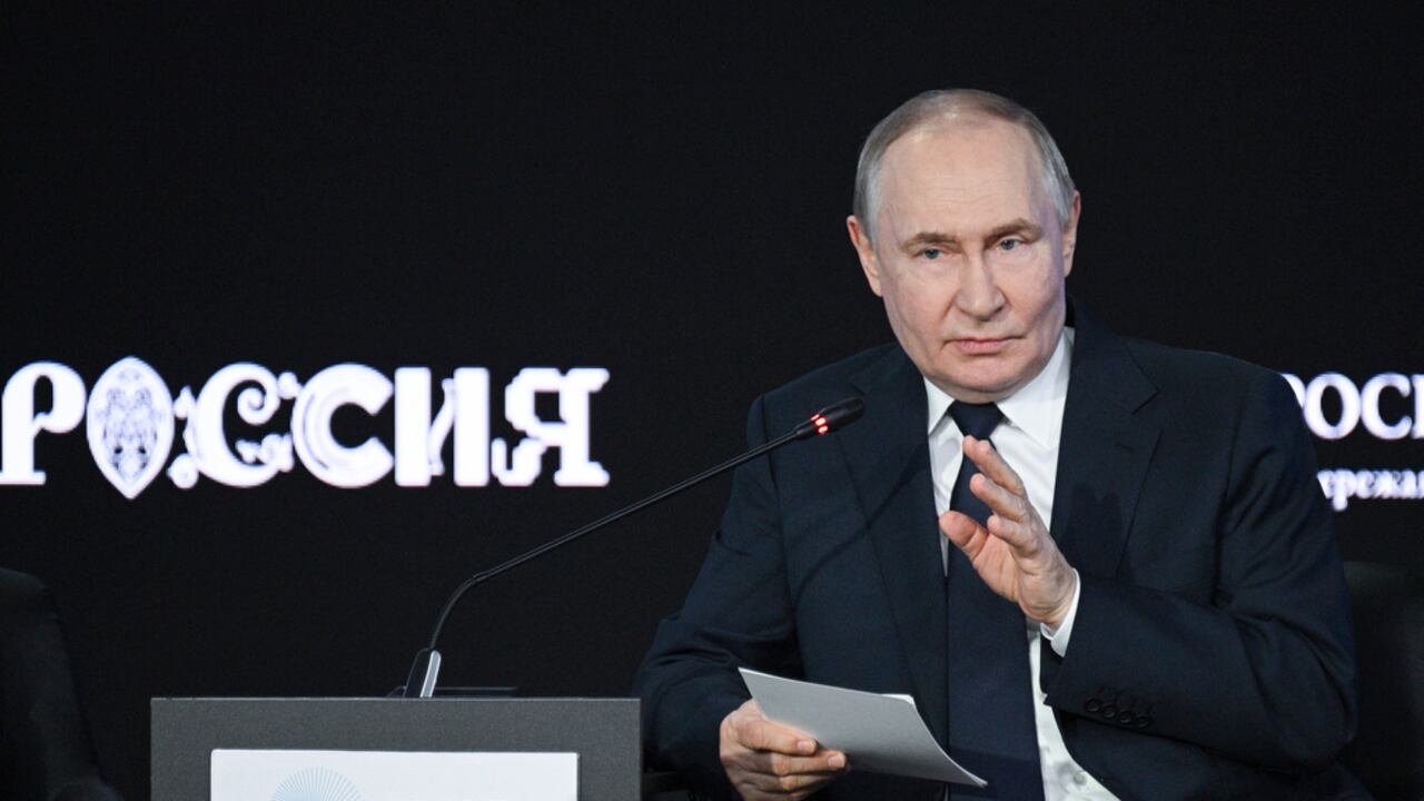 324 / 5.000
El presidente ruso, Vladímir Putin, habla durante una sesión plenaria del quinto foro anual "Ideas Fuertes para un Nuevo Tiempo", organizado por la organización autónoma sin fines de lucro Agencia de Iniciativas Estratégicas para Promover Nuevos Proyectos (ASI), en Moscú, Rusia, el jueves 3 de julio de 2025. (Ramil Sitdikov, Sputnik, Kremlin Pool Photo vía AP)