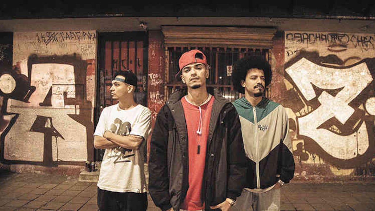 Juan Fonnegra (Gambeta), Carlos Fonnegra (Kaztro) y Gustavo Pérez (Fazeta) integran Alcolirykoz. El grupo, uno de los más importantes de hoy, ha brillado por su ausencia en el Festival Hip Hop al Parque, que este año tiene lugar entre el 6 y el 7 de octubre en Bogotá. Foto: Julián Gaviria @eldelasfotos.
