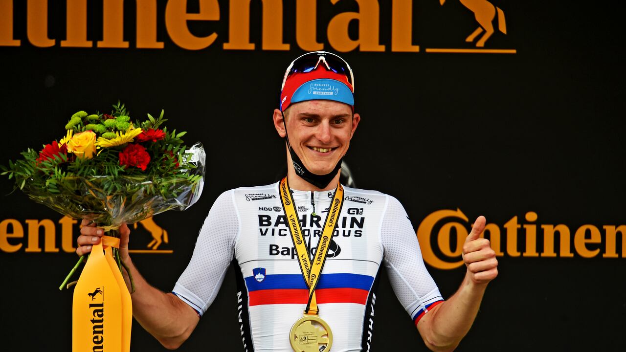 Matej Mohoric en el podio de Le Creusot ganador de etapa