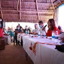 La ministra de Transporte, Ángela María Orozco, se reunión con representantes de las comunidades Wayúu este viernes.