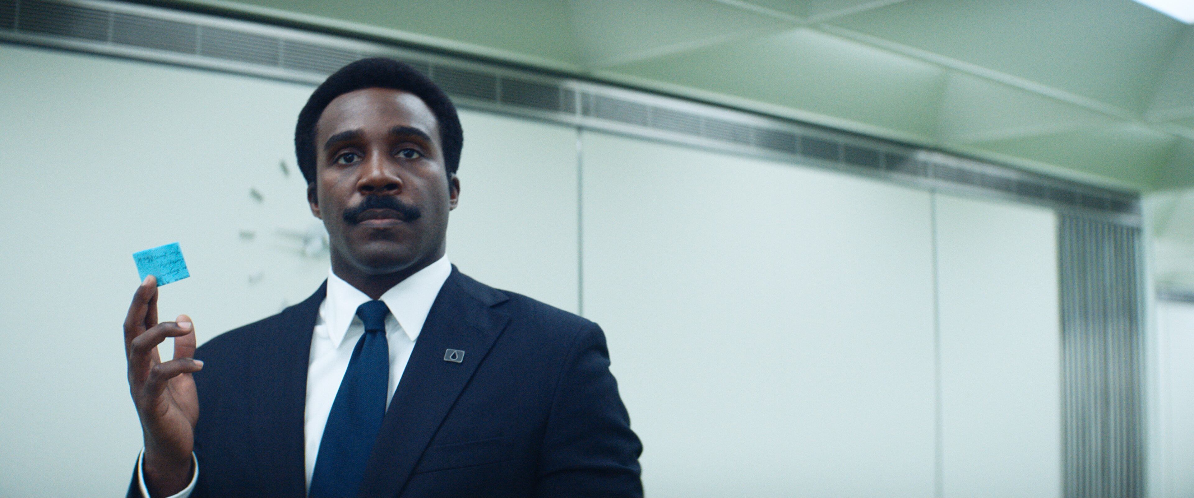 Tramell Tillman es el señor Milchick, un hombre de compañía, a quien la compañía tampoco quiere tanto como él quisiera.