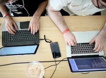 Los departamentos de tecnología de las empresas deberían apoyar a
los "programadores ciudadanos". 