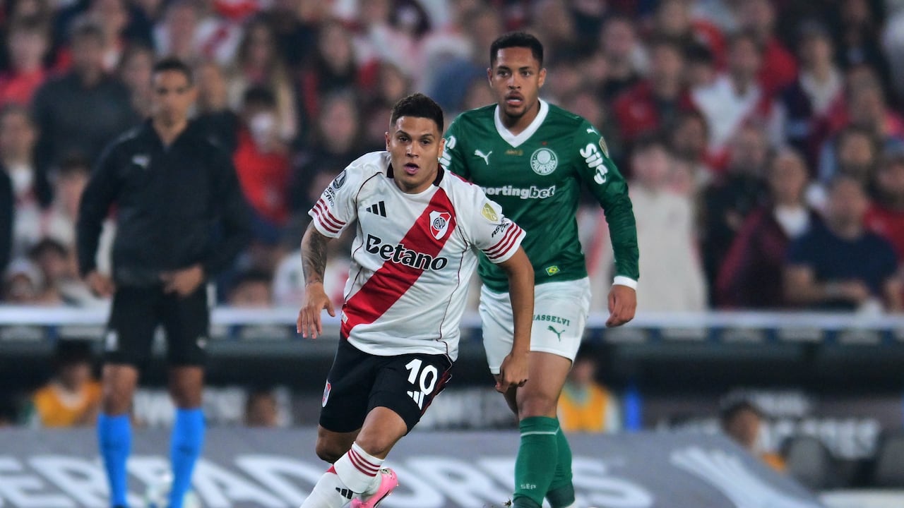 BUENOS AIRES, ARGENTINA - SEPTEMBER 17: Juan Fernando Quintero of River Plate controls the ball during the Copa CONMEBOL Libertadores 2025 Quarter-final first-leg match between River Plate and Palmeiras at Estadio Más Monumental Antonio Vespucio Liberti on September 17, 2025 in Buenos Aires, Argentina. (Photo by Marcelo Endelli/Getty Images)