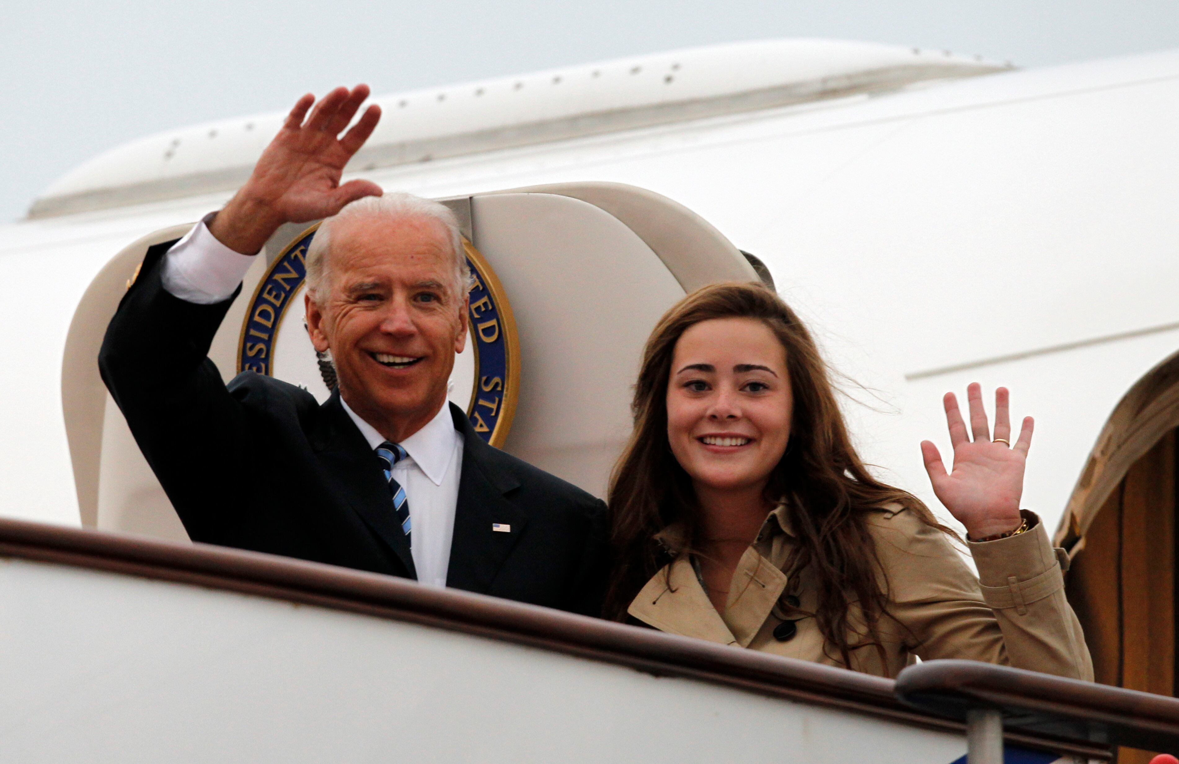 El entonces vicepresidente estadounidense Joe Biden (izq.) saluda con su nieta Naomi Biden mientras salen del Air Force Two a su llegada al Aeropuerto Internacional de Beijing Capital el 17 de agosto de 2011 en Beijing, China. El vicepresidente Joe Biden, un veterano experto en política exterior durante su carrera de 36 años en el Senado