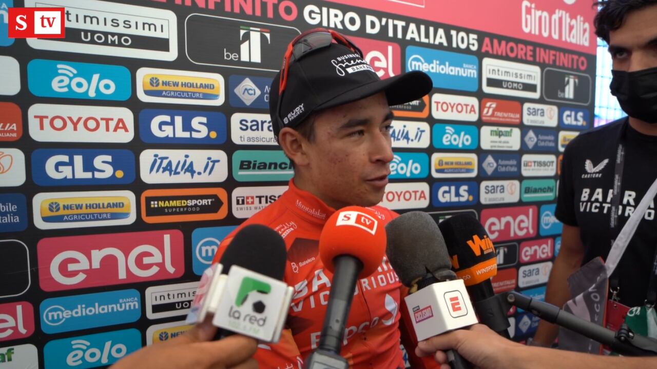 Santiago Buitrago atendió a los medios de comunicación tras su celebración en el podio del Giro de Italia
