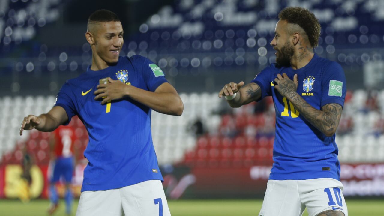Brasil venció 2-0 a Paraguay y es líder de la eliminatoria