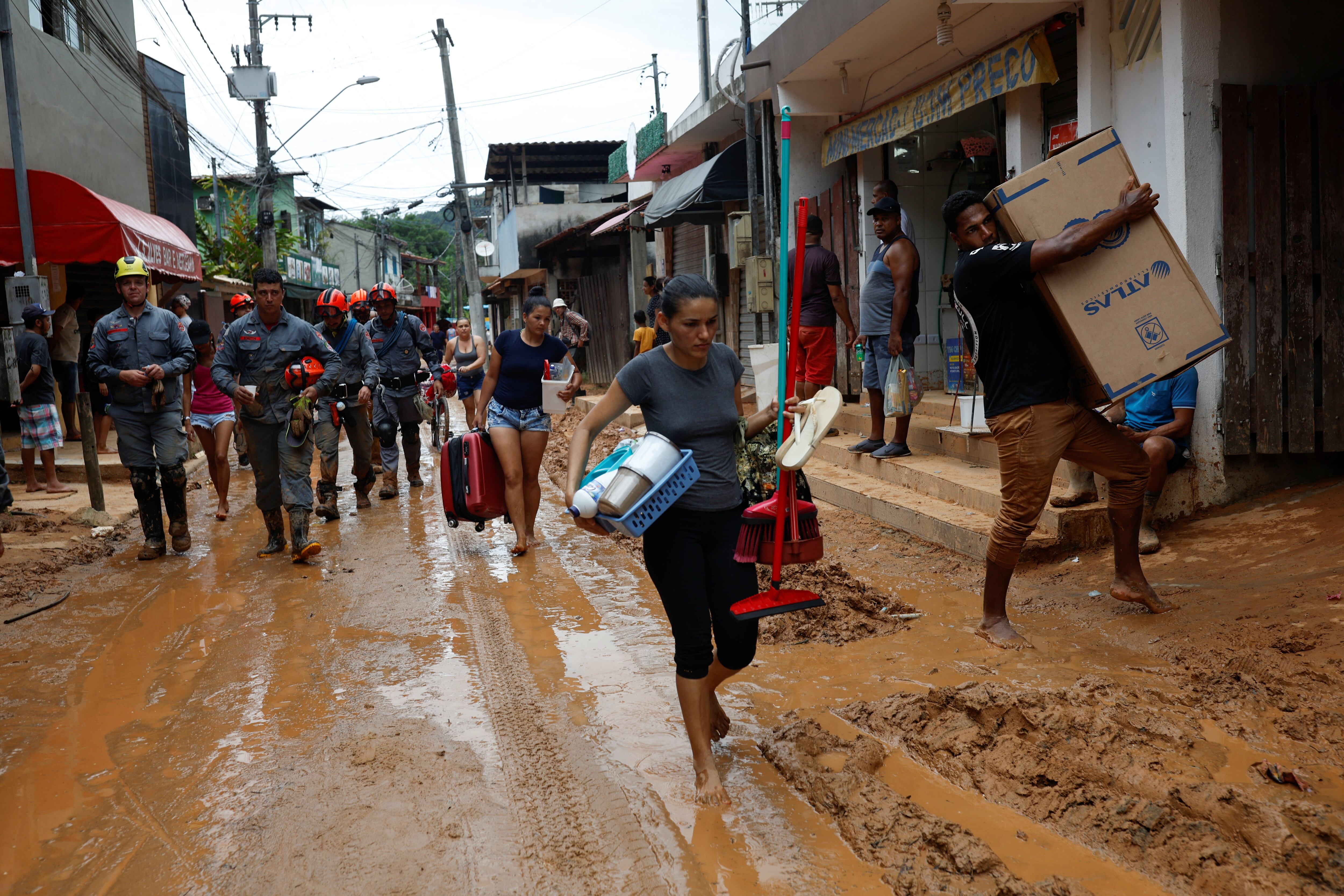 Las personas tuvieron que trasladarse de sus casas y de la zona, luego de los peligrosos deslizamientos. Foto: Reuters.