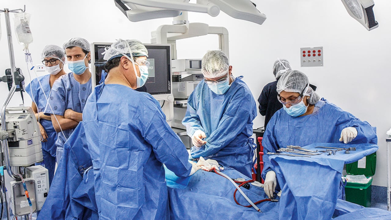 Colombia requiere fortalecer la tasa de médicos y enfermeras por cada 10.000 habitantes para ascender en el ranking.