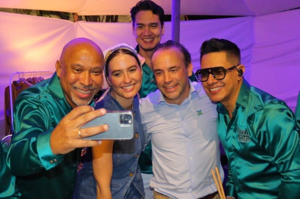 El alcalde de Cali, Alejandro Éder, y Taliana Vargas en un evento durante la COP16.