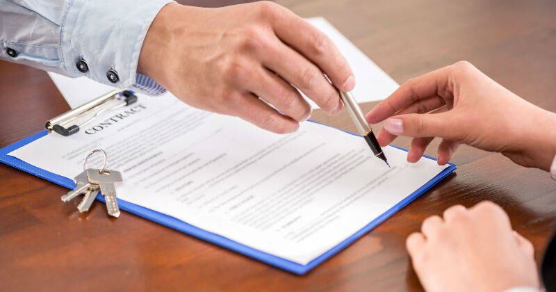 Para evitar malentendidos y conflictos, es crucial que ambas partes negocien y acuerden claramente las condiciones del contrato de arrendamiento antes de firmarlo.