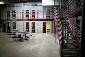 La imagen ha sido revisada por el ejército de los EE. UU. antes de su transmisión). Se ven las celdas de prisión en el campo 6, donde los prisioneros están alojados en una instalación comunitaria en la prisión militar de los EE. UU. para "combatientes enemigos" el 25 de junio de 2013 en la Bahía de Guantánamo, Cuba.