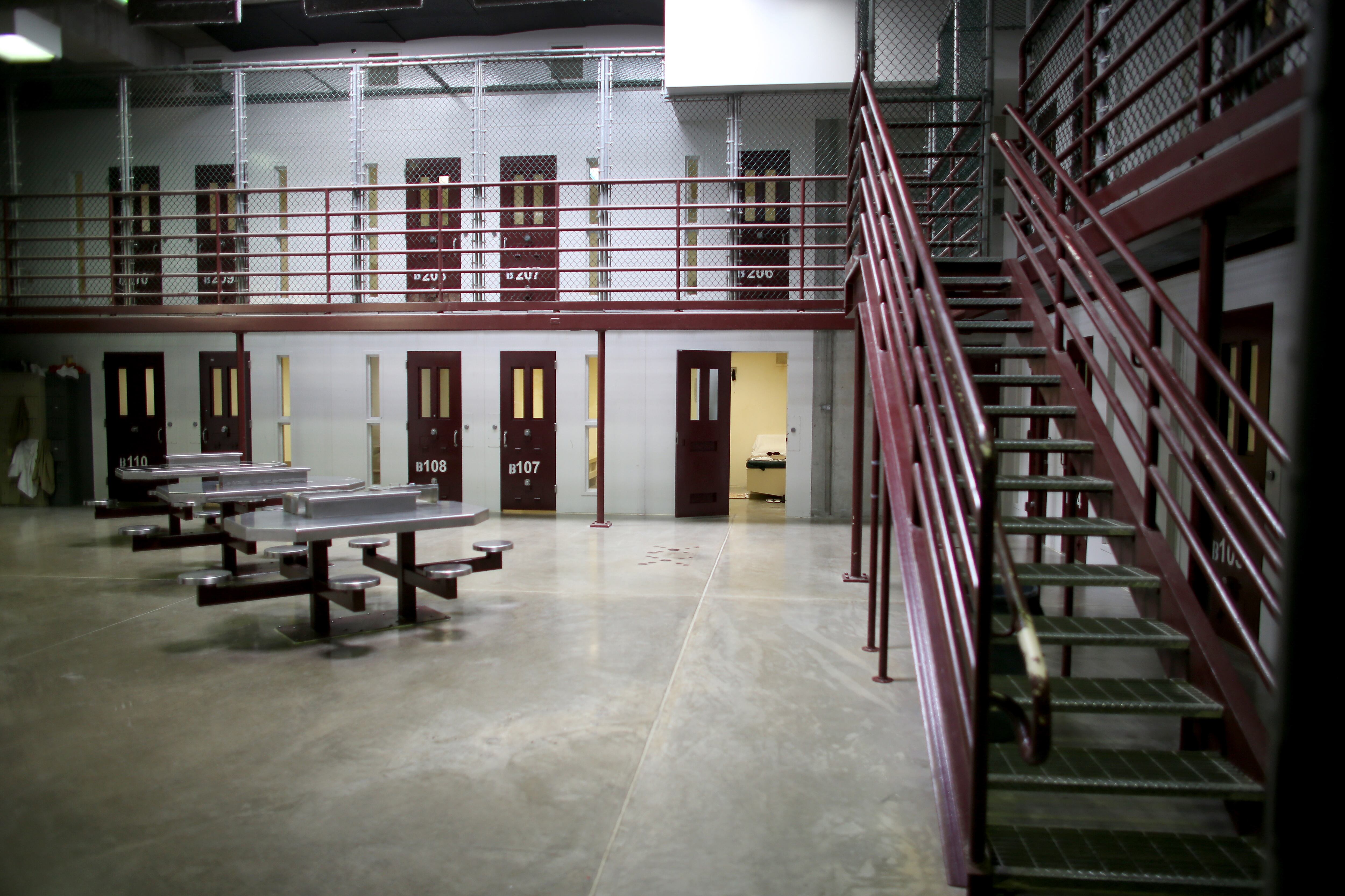 La imagen ha sido revisada por el ejército de los EE. UU. antes de su transmisión). Se ven las celdas de prisión en el campo 6, donde los prisioneros están alojados en una instalación comunitaria en la prisión militar de los EE. UU. para "combatientes enemigos" el 25 de junio de 2013 en la Bahía de Guantánamo, Cuba.