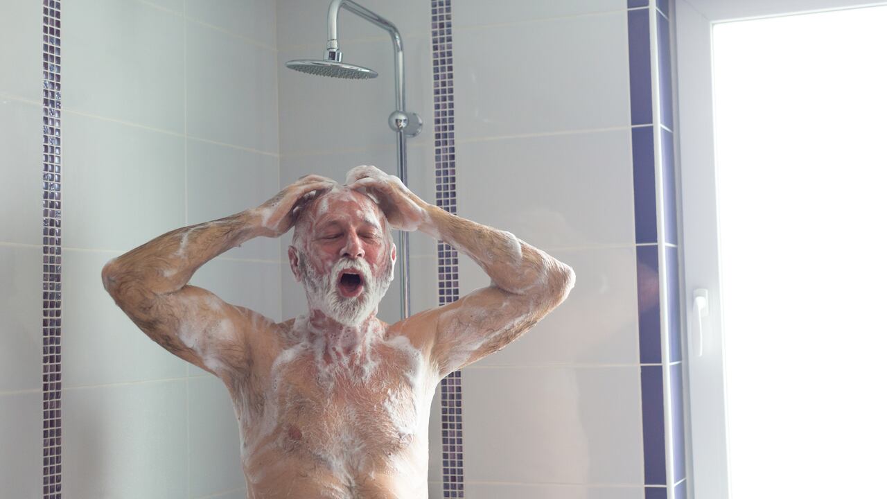 Los adultos mayores no deberían bañarse todos los días.