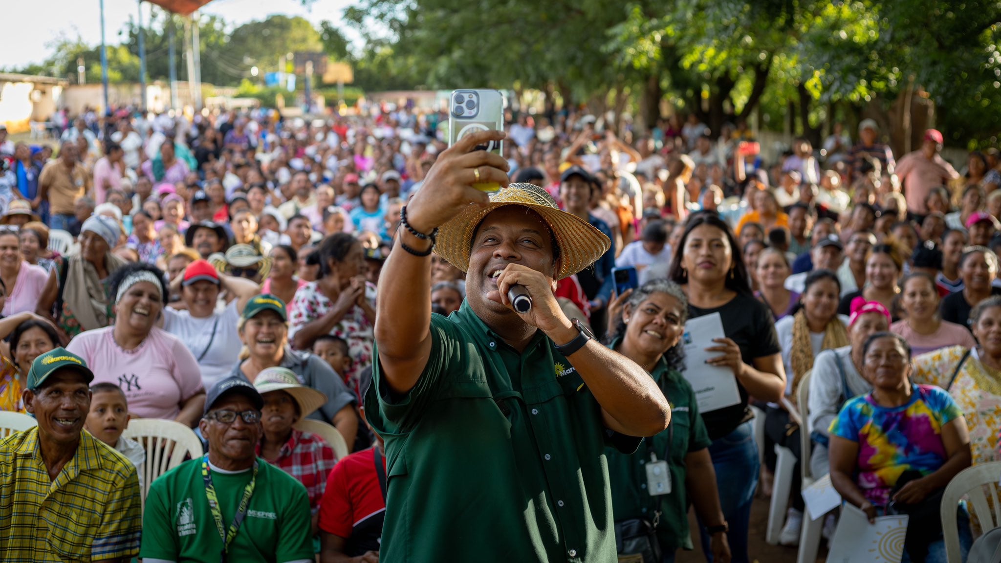 El alcalde de Maracaibo se toma una foto con sus seguidores