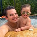 Máximo tiene un año y medio.