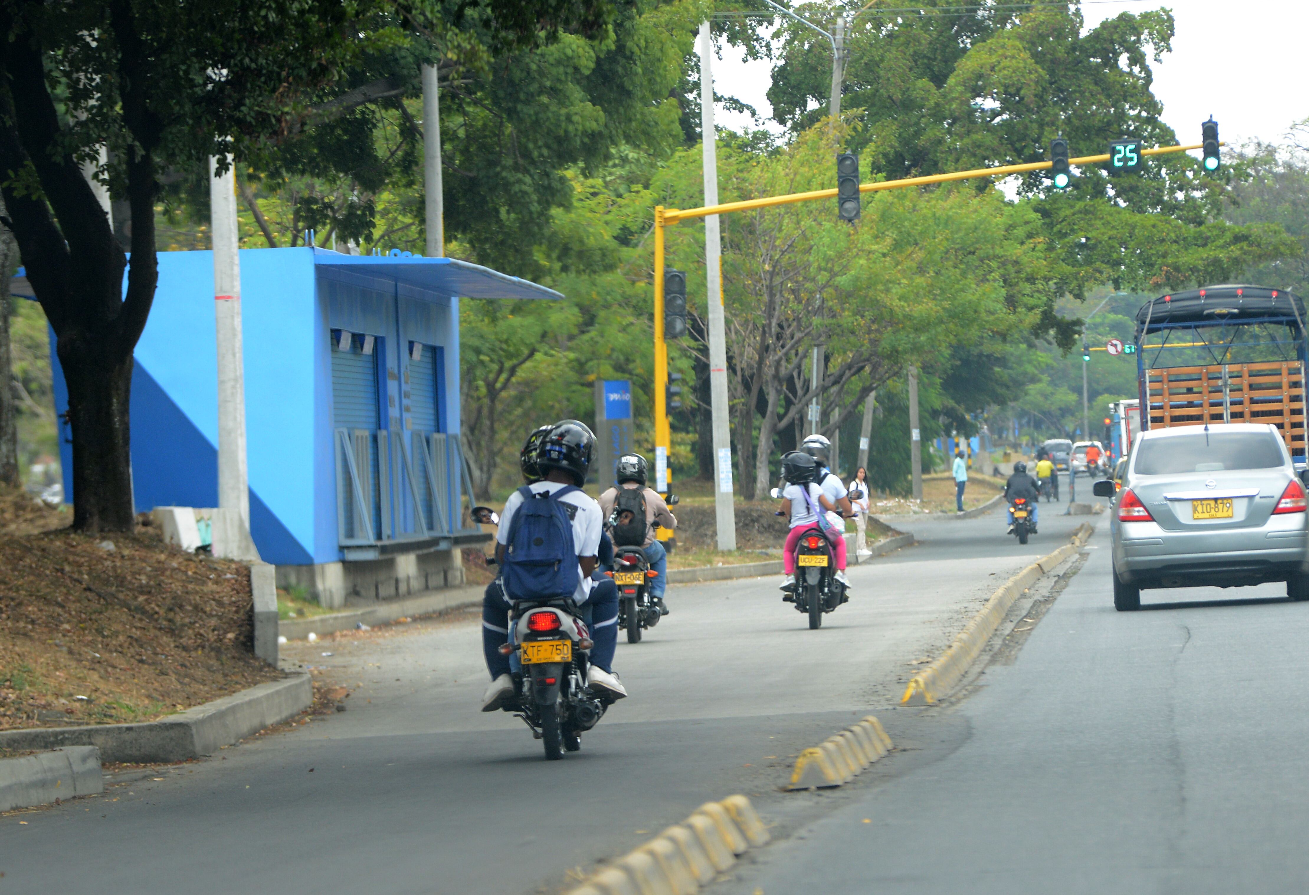 Cali Obras en la Troncal Oriental del Cali Obras en la Troncal Oriental del Masivo Integrado de Occidente (MIO) es la obra de infraestructura más grande del sistema de transporte de Cali, que se construye actualmente sobre la autopista Simón Bolívar. foto José L Guzmán. El País. agosto15-23