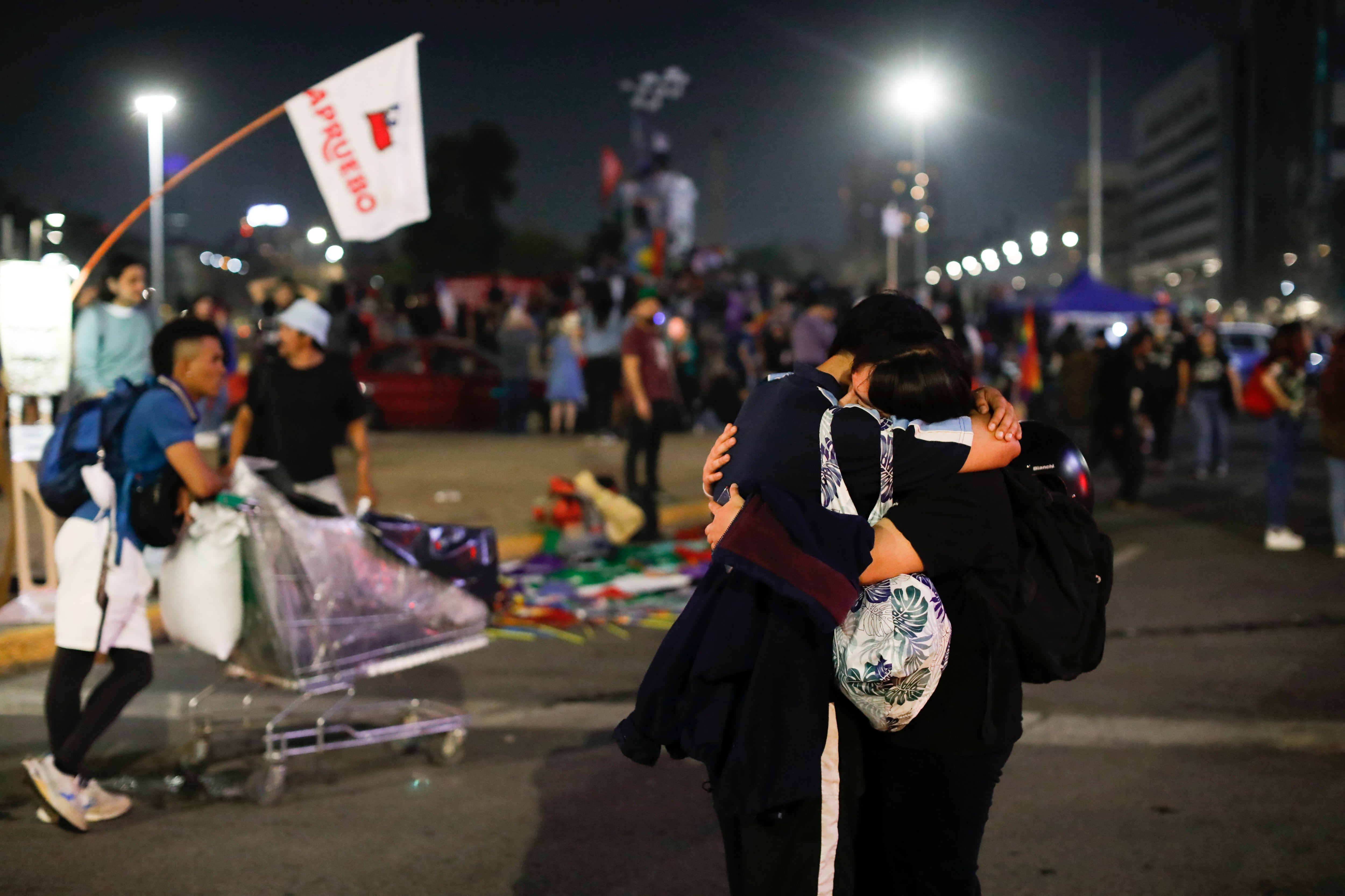 Los partidarios de la nueva Constitución se abrazan.