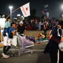 Los partidarios de la nueva Constitución se abrazan mientras escuchan los resultados parciales de un plebiscito sobre si la nueva Constitución reemplazará a la actual Carta Magna impuesta por una dictadura militar hace 41 años, en Santiago, Chile, el domingo 4 de septiembre de 2022. (AP Photo/Matias Basualdo)