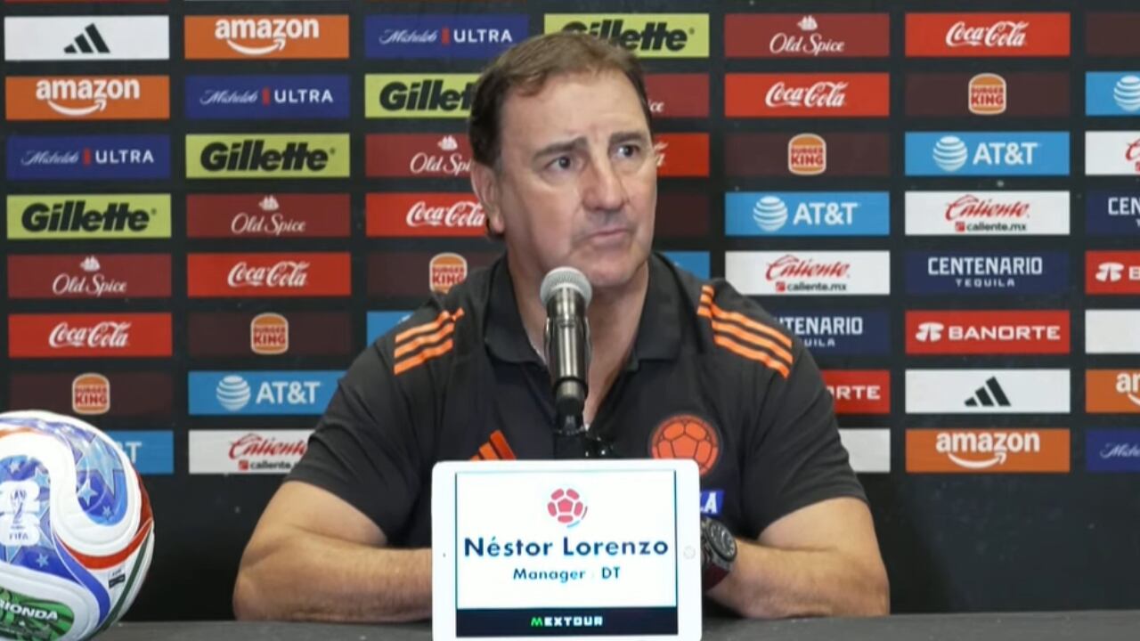 Néstor Lorenzo hablando en rueda de prensa antes del partido México vs. Colombia