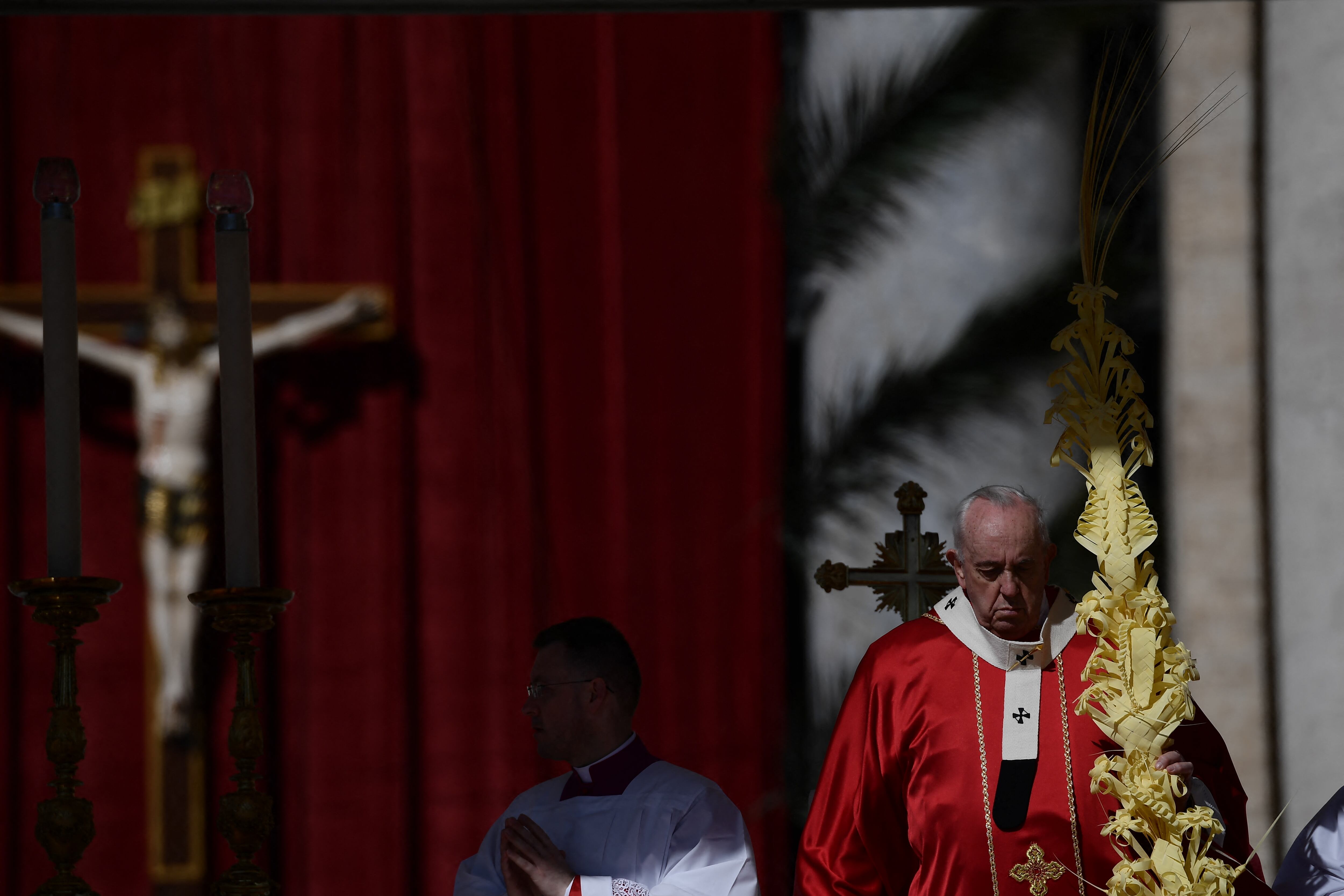 El Papa Francisco preside la misa del Domingo de Ramos en St. Plaza de San Pedro, en el Vaticano el 10 de abril de 2022 - El Domingo de Ramos es el último domingo de Cuaresma, el comienzo de la Semana Santa, y conmemora la llegada triunfal de Jesucristo a Jerusalén, días antes de ser crucificado. (Foto de Filippo MONTEFORTE / AFP)