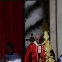 El Papa Francisco preside la misa del Domingo de Ramos en St. Plaza de San Pedro, en el Vaticano el 10 de abril de 2022 - El Domingo de Ramos es el último domingo de Cuaresma, el comienzo de la Semana Santa, y conmemora la llegada triunfal de Jesucristo a Jerusalén, días antes de ser crucificado. (Foto de Filippo MONTEFORTE / AFP)