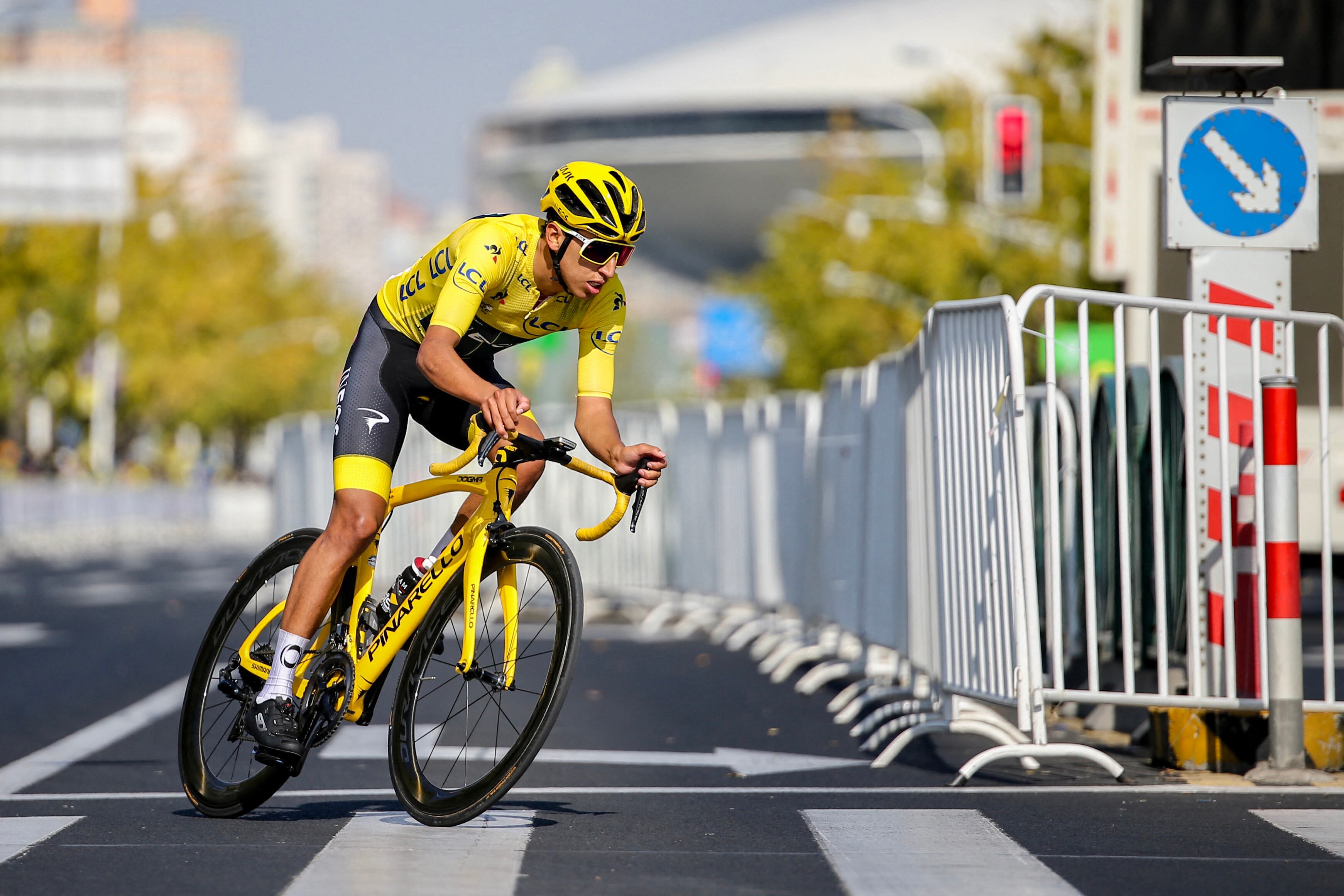 Egan Bernal con la camiseta de líder del Tour de Francia en 2019