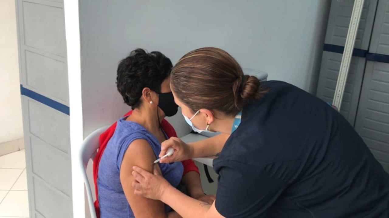 El domingo estarán habilitados 128 puntos de vacunación en la ciudad.
